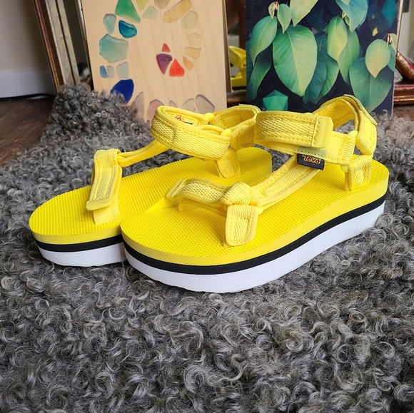 NWOT Teva Flatform Universal Mesh Print Limelight - Picture 4 of 9